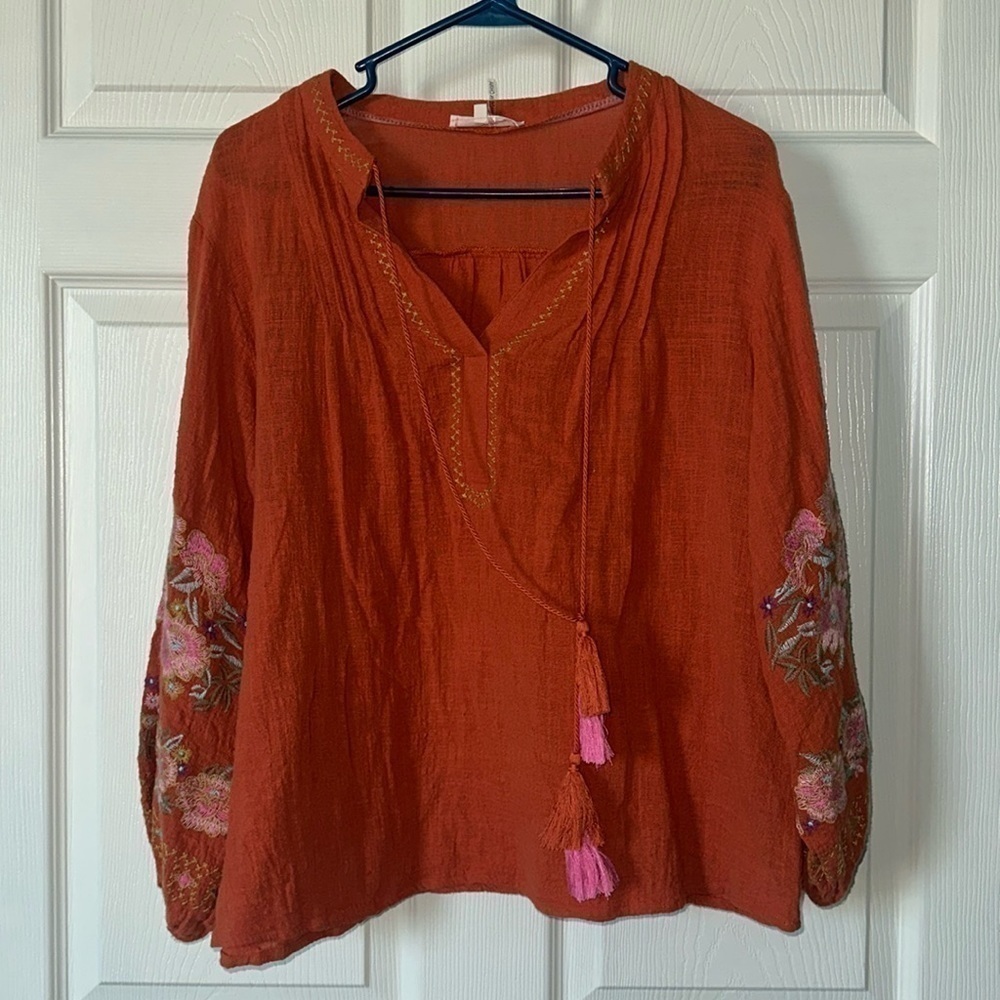 ENTRO Women’s pullover orange floral embroidered blouse size M